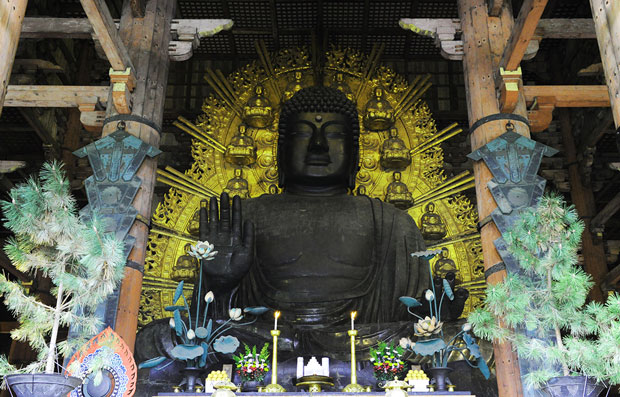 Bức Đại Tượng Phật Daibutsu - bức tượng Phật bằng đồng mạ vàng lớn nhất thế giới.