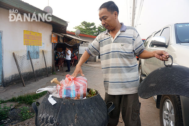 Dùng thùng rác làm từ lốp ô-tô cũ, người Lào vừa giải quyết bài toán “rác” từ lốp ô-tô cũ, vừa tiết kiệm kinh tế song song với bảo vệ môi trường sống sạch-đẹp.   Ảnh: B.A