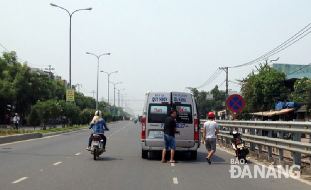 Chiếc xe hiệu Ford Transit mang biển kiểm soát của tỉnh Bình Định đón khách trên đường Trường Chinh, đoạn gần chân cầu vượt ngã ba Huế.
