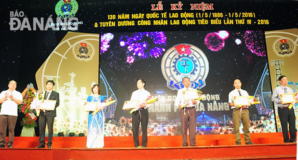 Ông Trần Văn Lý, Phó Chủ tịch Tổng LĐLĐ Việt Nam (ngoài cùng bên trái) trao Bằng Lao động sáng tạo cho các cá nhân tiêu biểu.