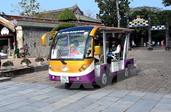 An electric four-wheel vehicle for tourism in Hue Imperial Citadel (Source:VNA)