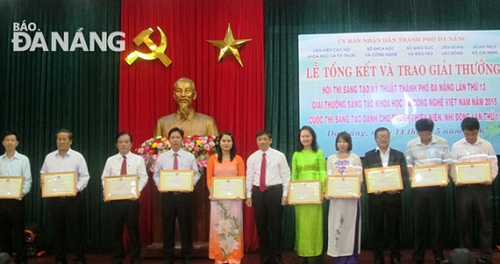 Vice Chairman Dung (middle) and some prizewinners 