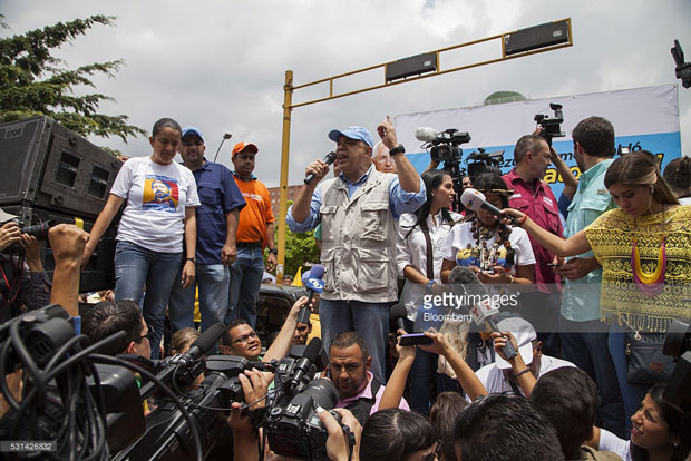 Những người biểu tình ở thủ đô Caracas ủng hộ việc trưng cầu dân ý bất tín nhiệm đối với Tổng thống Nicolas Maduro. 					               Ảnh: Getty Images 