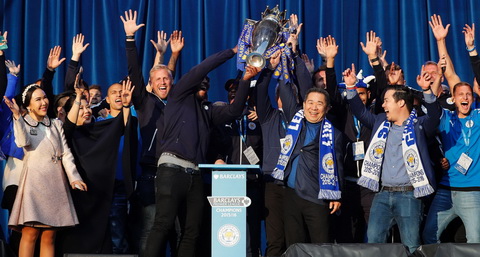 Chủ tịch Leicester Vichai Srivaddhanaprabha giơ cao cúp vô địch Premier League