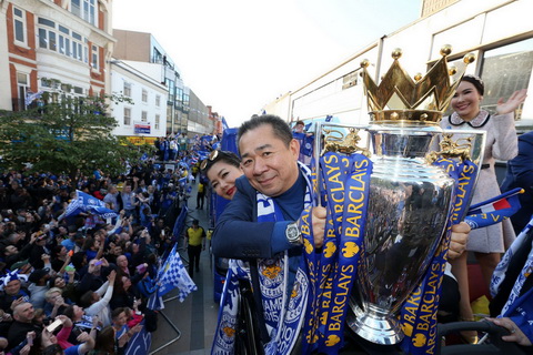 Chủ tịch Leicester Vichai Srivaddhanaprabha ăn mừng cùng gia đình, các thành viên Leicester và CĐV