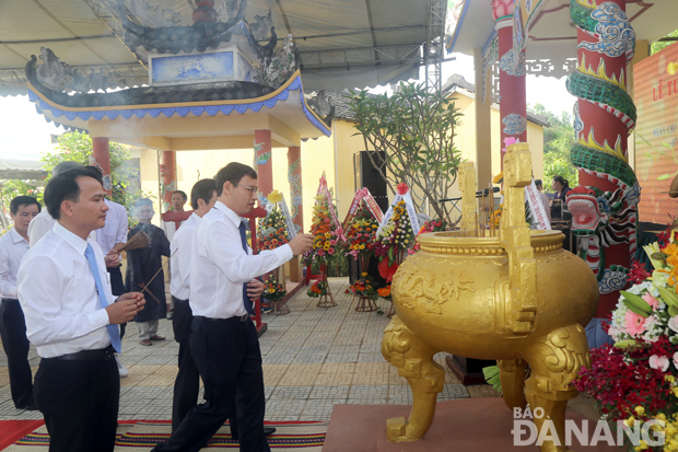 Phó Chủ tịch UBND thành phố Hồ Kỳ Minh (phái) và các đại biểu viếng hương chí sĩ Thái Phiên.