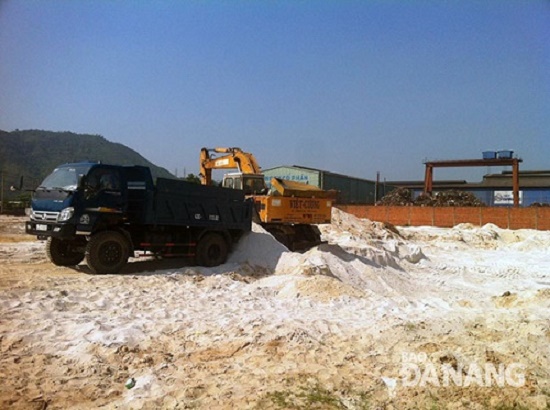 The illegal exploitation of white sand in the Thanh Vinh Industrial Complex