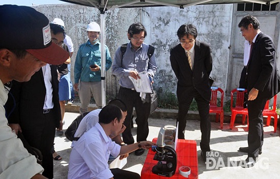 Representatives from some local businesses learning about scientific and technological applications in production activities. 