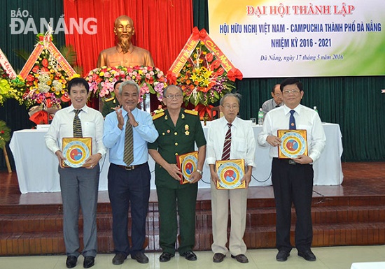  Vice Chairman Liem (second left) honouring outstanding individuals for their achievements in promoting bilateral friendship between the 2 countries