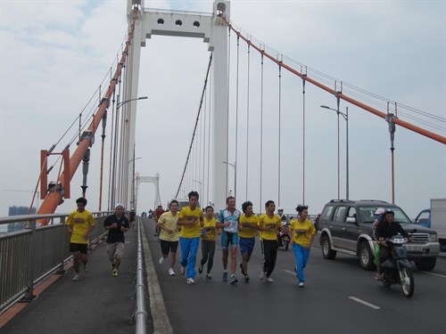 Pounding the pavement: Marathoners cross Thuan Phuoc Bridge in Da Nang (VNS Photo Cong Thanh)