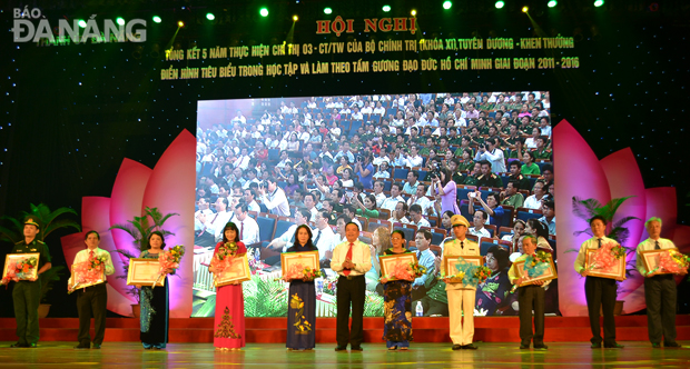 Phó Trưởng ban Thường trực Ban Tuyên giáo Trung ương Mai Văn Ninh trao Bằng khen của Thủ tướng Chính phủ cho 3 tập thể và 7 cá nhân của tiêu biểu trong học tập và làm theo tấm gương đạo đức Hồ Chí Minh giai đoạn 2011-2016 của thành phố Đà Nẵng.