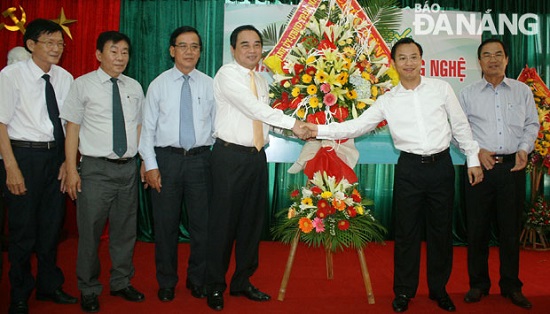 Secretary Anh (second right) and members of the Union of Science and Technology Associations