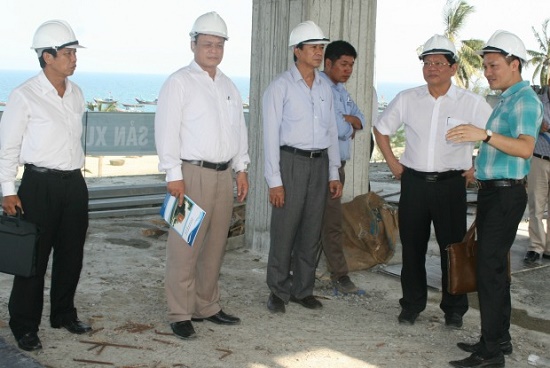  Deputy Secretary Tri (second right) at the construction site 