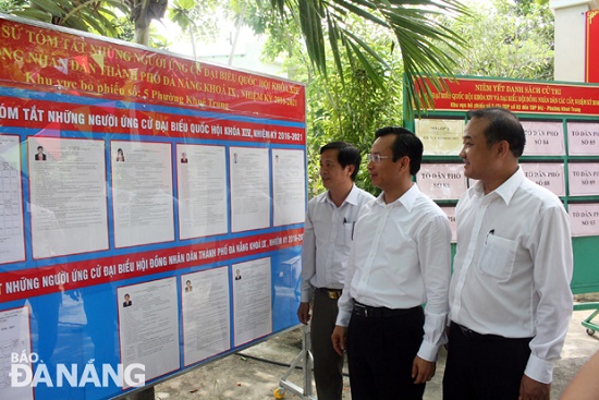 Secretary Anh (centre) at a voting venue in Cam Le District