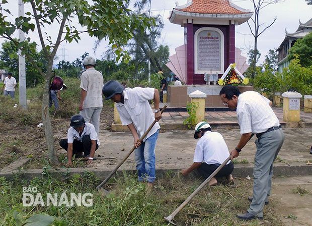 Cựu chiến binh xã Hòa Tiến dọn vệ sinh khu vực bia di tích Chiến thắng Lệ Sơn. 