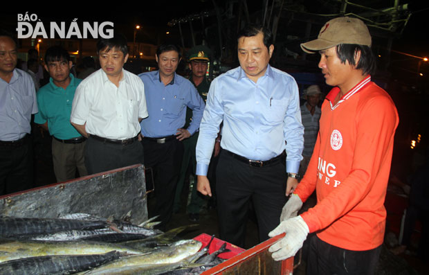 Chủ tịch Huỳnh Đức Thơ và Phó Chủ tịch Đặng Việt Dũng hỏi thăm tình hình khai thác hải sản của một tàu cá Quảng Ngãi vừa trở về từ ngư trường Hoàng Sa.