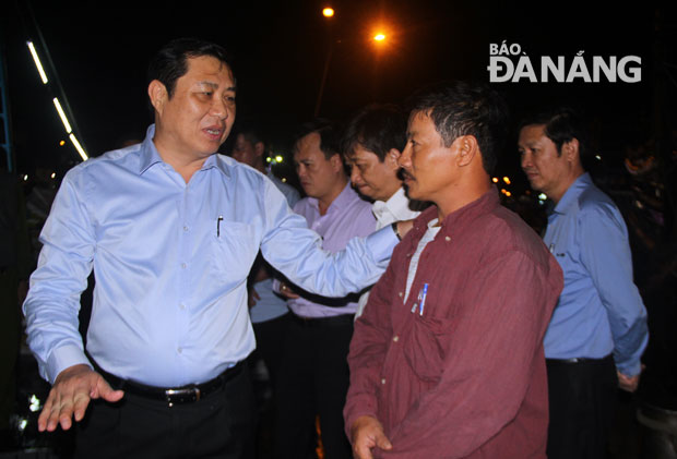 Ngư dân Trần Văn Vốn, chủ tàu cá ĐNa 90657 từng bị tàu Trung Quốc đâm chìm, chia sẻ với lãnh đạo thành phố về những khó khăn trong chuyến biển vừa qua.