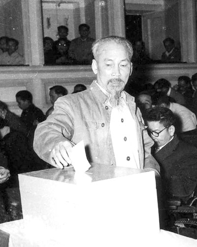 Chủ tịch Hồ Chí Minh bỏ phiếu bầu cử Quốc hội nước Việt Nam Dân chủ Cộng hòa. (Ảnh tư liệu)