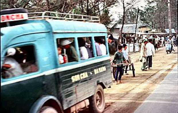 Một chiếc xe đò chạy tuyến Sơn Chà - Đà Nẵng trước năm 1975. (Ảnh tư liệu)