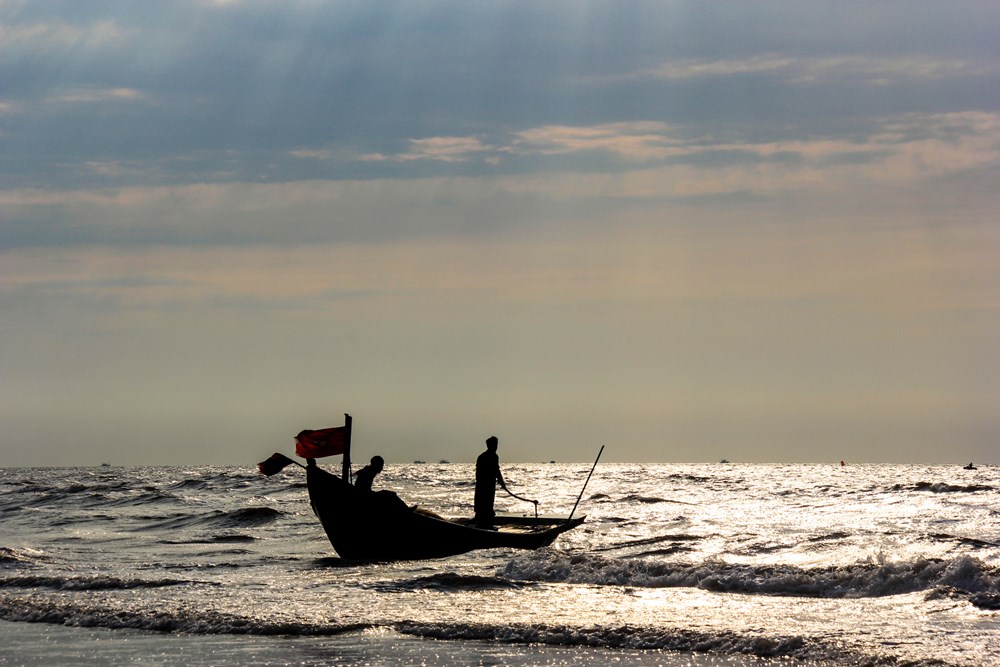 Xã Hải Lý (Hải Hậu, Nam Định), một làng chài ven biển vẫn giữ gìn được những truyền thống lao động sản xuất đặc trưng là đánh bắt gần bờ với những phương tiện hết sức đơn giản. (Ảnh: Quỳnh Trang/TTXVN)