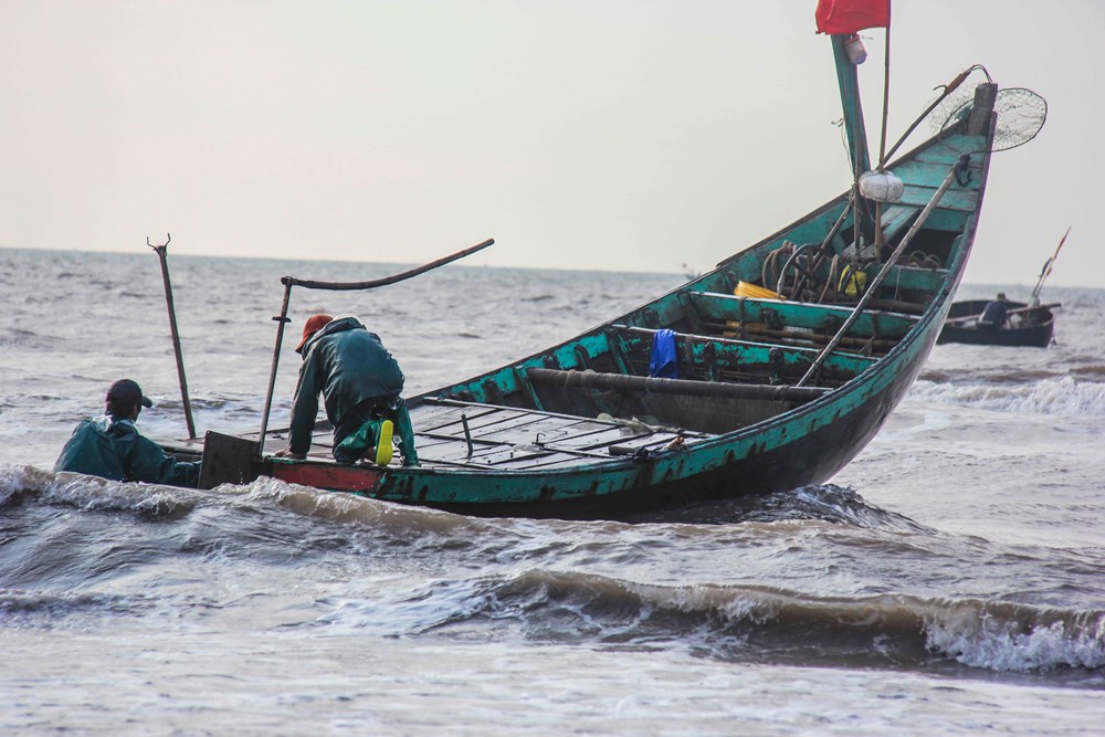 Công việc bắt đầu bất cứ lúc nào, có khi từ giữa đêm, cũng có khi tảng sáng ngư dân mới đánh thuyền đi. (Ảnh: Quỳnh Trang/TTXVN)