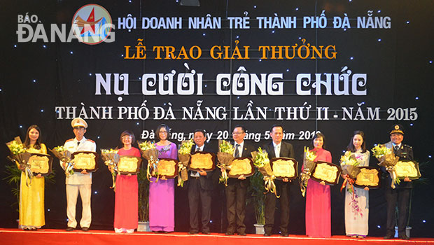 10 cán bộ, công chức được trao giải thưởng “Nụ cười công chức thành phố Đà Nẵng lần thứ 2”. 			            Ảnh: KHÁNH HÒA