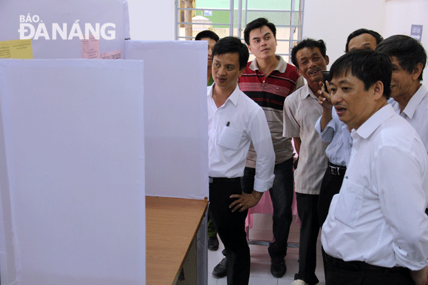 Phó Chủ tịch Đặng Việt Dũng đánh giá cao việc bố trí, lắp đặt phòng kín để cử tri thực hiện việc ghi phiếu tại khu vực bỏ phiếu số 6 (phường Phước Ninh, quận Hải Châu) 