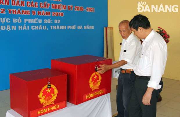 Phó Chủ tịch Đặng Việt Dũng kiểm tra thùng phiếu tại khu vực bỏ phiếu số 2 (phường Hải Châu 1, quận Hải Châu)