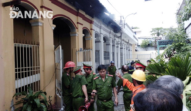 Lực lượng chữa cháy chuyên nghiệp của Cảnh sát PCCC thành phố Đà Nẵng khống chế đám cháy.