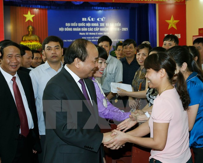 Thủ tướng Nguyễn Xuân Phúc với các cử tri Hải Phòng. (Ảnh: Thống Nhất/TTXVN)