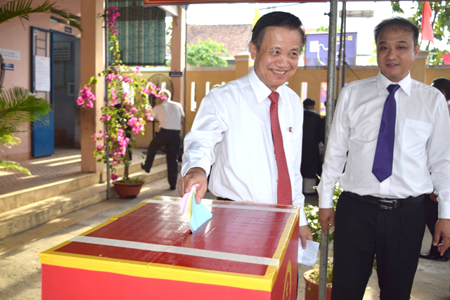 Chủ tịch HĐND thành phố, Chủ tịch Ủy ban Bầu cử thành phố Trần Thọ bỏ phiếu để lựa chọn ra những đại biểu đủ đức, đủ tài xây dựng đất nước.