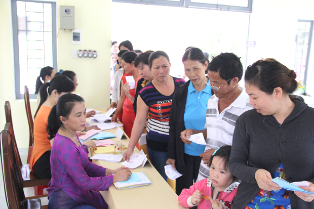 Bà con giáo dân  tại khu vực bỏ phiếu số 6 (thôn Phú Thượng, xã Hòa Sơn) xếp hàng nhận phiếu bầu từ sáng sớm