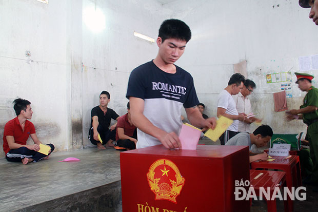 Cử tri tại Trại tạm giam Hòa Sơn thực hiện quyền công dân trong ngày hội bầu cử.