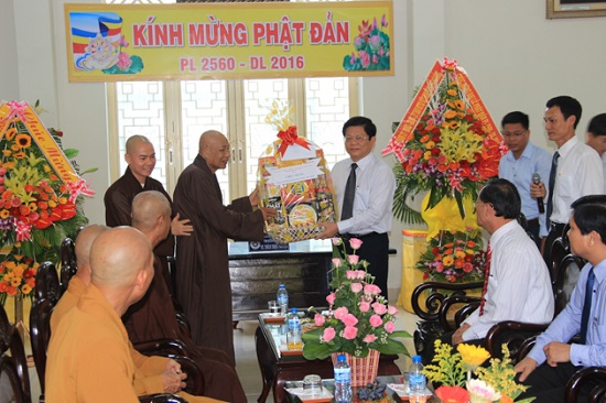 Deputy Secretary Vo Cong Tri presenting a gift to a representative from the city’s Buddhist Sangha (Photo: phatgiaodanang.vn)