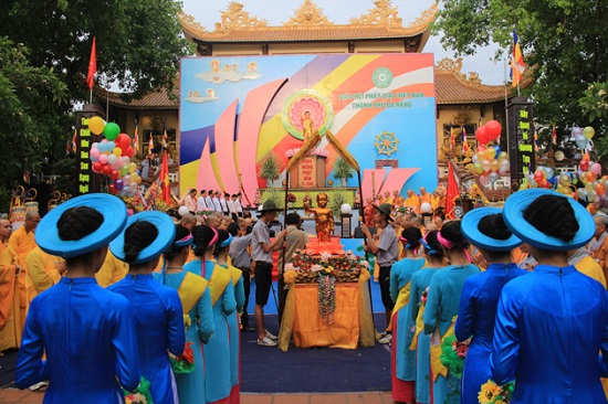   The traditional Buddhist ritual at the Phap Lam Pagoda (Photo: phatgiaodanang.vn)