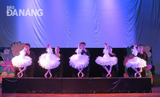 A ground puppet performance entitled ‘White Swan Lake’