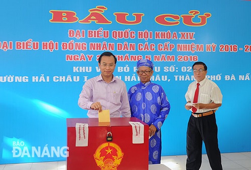  Secretary Anh (first left) casting his votes