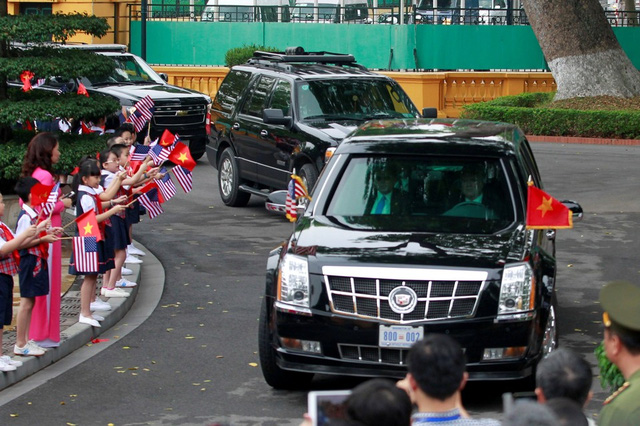 Đoàn xe tháp tùng Tổng thống Obama di chuyển tới lễ tiếp đón diễn ra tại Phủ Chủ tịch sáng 23/5. (Ảnh: Reuters)