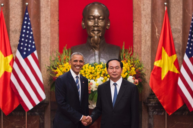 Chủ tịch nước Trần Đại Quang bắt tay Tổng thống Mỹ Barack Obama tại Phủ Chủ tịch. (Ảnh: AFP)