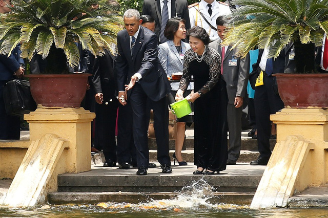 Tổng thống Obama và Chủ tịch Quốc hội Nguyễn Thị Kim Ngân cho cá ăn trong khuôn viên nhà sàn Bác Hồ tại Phủ Chủ tịch. (Ảnh: Reuters)