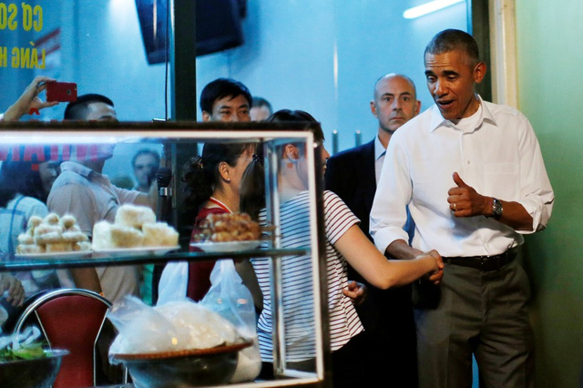 Một người phụ nữ Việt bắt tay chào Tổng thống Obama. (Ảnh: Reuters)