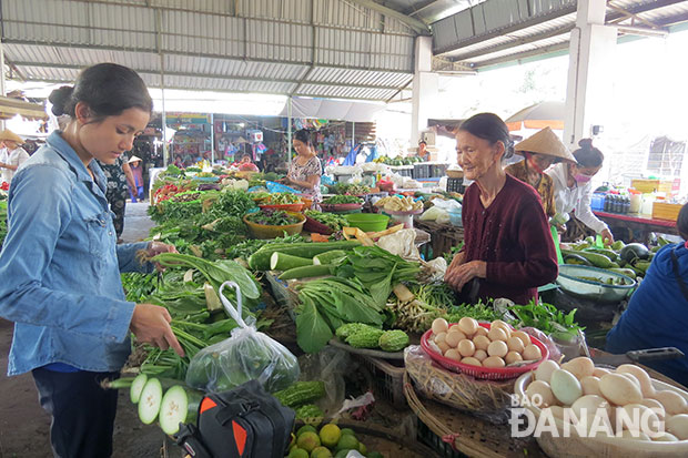 Bà Nguyễn Thị Bảy (75 tuổi), từng bán rau tại chợ tạm, nay vào chợ Tân Chính, được hỗ trợ miễn phí 100% mặt bằng.