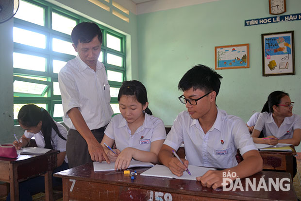 Học sinh lớp 9, Trường THCS Lê Thánh Tôn đang ôn thi. 