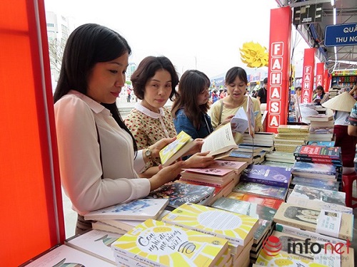 Visitors at the book festival (Photo: Infonet)