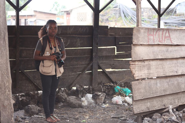 Cô bé 14 tuổi Laetitia Malira đang đứng trong lớp học bỏ hoang ở ngoại ô thành phố Goma (Congo). Malira là một trong số hàng trăm trẻ em trên cả nước được huấn luyện quay phim, chụp ảnh và viết bài để báo cáo điều kiện sống ảnh hưởng tới trẻ em trong cộng đồng của mình. 