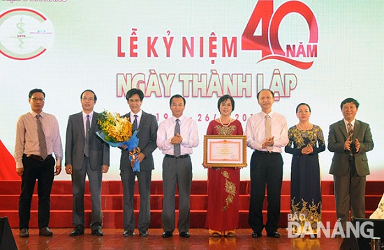 Secretary Anh (fourth left), Deputy Minister Cuong (third right), and the hospital’s representatives