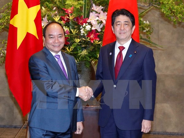 Thủ tướng Nhật Bản Shinzo Abe đón Thủ tướng Nguyễn Xuân Phúc. 