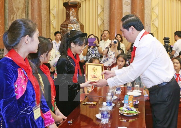 Chủ tịch nước Trần Đại Quang tặng chân dung Chủ tịch Hồ Chí Minh cho các các thiếu nhi. 