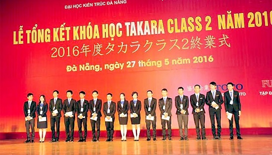 The graduates with their certificates (Photo: nhandan.com.vn)