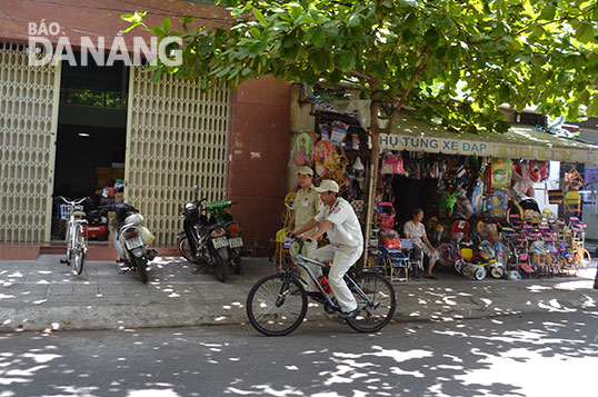 Nhân viên Tổ quy tắc đô thị phường Hải Châu 2 đi xe đạp kiểm tra, giám sát bảo đảm trật tự vỉa hè thông thoáng, sạch đẹp.   